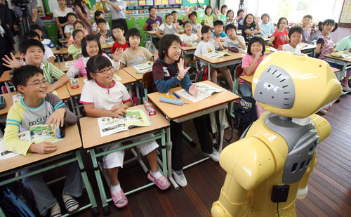 ربات ها به عنوان دستیاری برای معلم ها میتواند روند آموزش مهارت ها را آسان تر و سرگرم کننده تر سازد